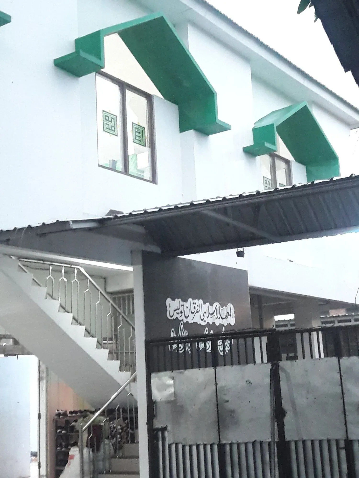 Tangga gedung asrama santri