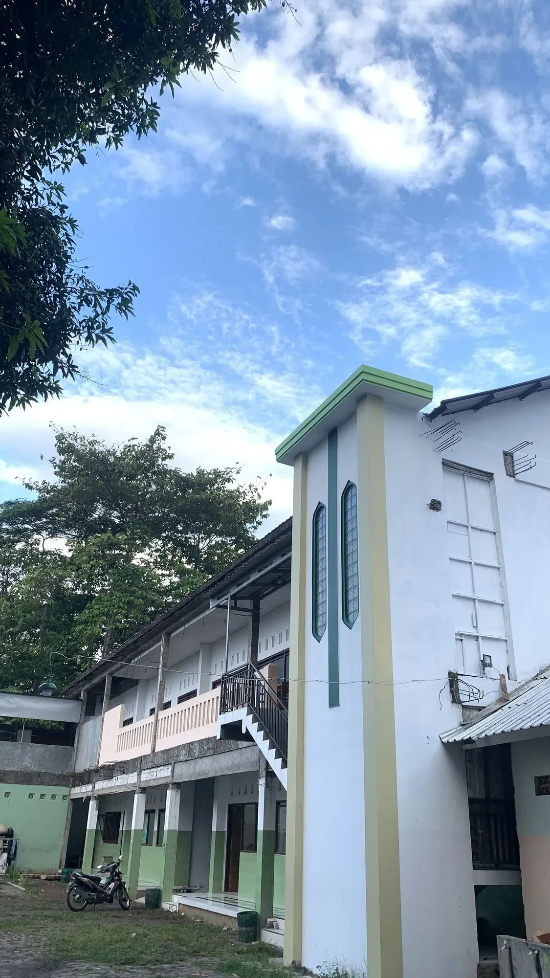 Menara gedung asrama Al-Furqon Tulis