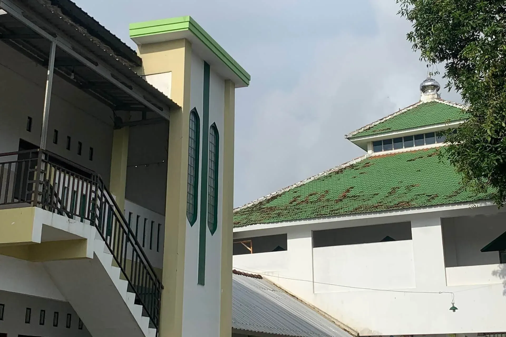 Gedung asrama dan masjid Al-Furqon Tulis