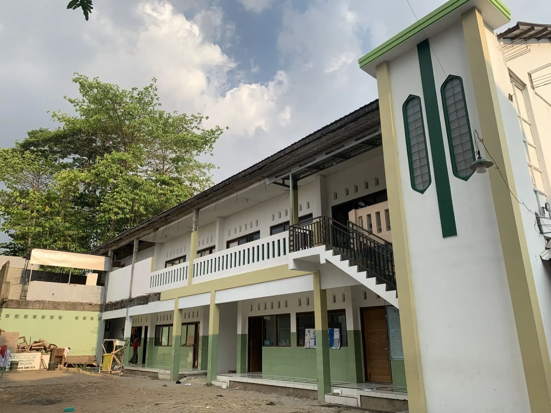 Gedung asrama santri Al-Furqon Tulis